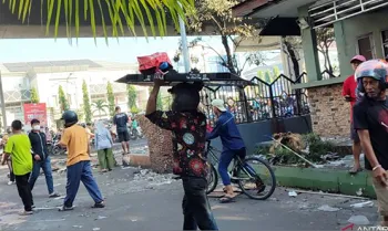 Usai Dibakar, Kantor DPRD Makassar Dijarah Warga