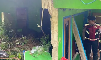 Petugas kepolisian mengecek rumah yang tertimpa bencana tanah longsor di Kabupaten Tasikmalaya, Jawa Barat, Senin (4/8/2025)