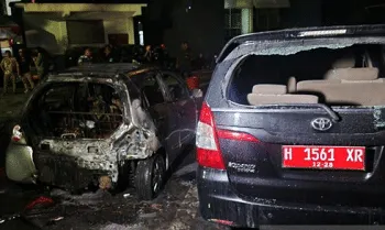 Massa Anarkis Bakar Mobil di Kantor Gubernur Jateng, Polisi Tembakkan Gas Air Mata