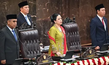 Ketua MPR Ahmad Muzani (kiri) bersama Ketua DPR Puan Maharani (kedua kanan) dan Ketua DPD Sultan Bachtiar Najamudin (kanan)