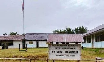 Puluhan Tahun, Anak Negeri Manusela Belajar di Sekolah Berdinding Papan dan Berlantai Tanah