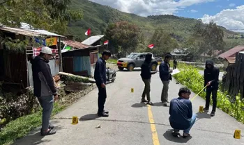 Satgas Operasi Damai Cartenz 2025 bersama Satuan Reskrim Polres Puncak Jaya melaksanakan rekonstruksi ulang olah tempat kejadian perkara (TKP) kasus penembakan almarhum Brigpol Ronal M. Enok di Kampung Lima-Lima, Distrik Pagaleme, Kabupaten Puncak Jaya, Papua Tengah