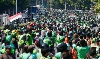 lautan ojol penuhi tpu