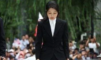 tertunduk mantan ibu negara korsel