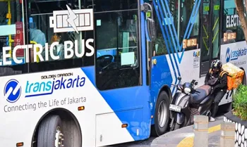 Transjakarta Minta Maaf Usai Bus Tabrak Toko di Setiabudi