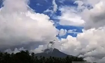 Gunung Ibu di Maluku Utara Erupsi