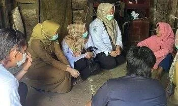 cacing keluar dari mulut