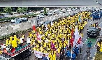 demonstrasi di depan dpr