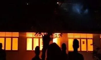 sekolah terbakar