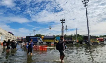 Banjir Masih Rendam Jalur Pantura Semarang-Demak
