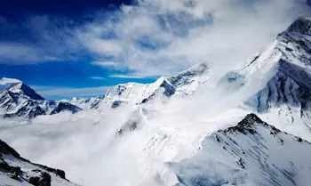 1.000 Turis Terjebak Badai Salju di Lereng Gunung Everest