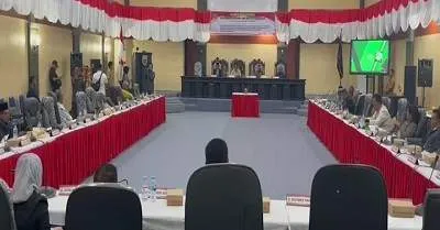 Bupati Maluku Tengah Hadiri Paripurna Penetapan KUA-PPAS Perubahan RAPBD 2025