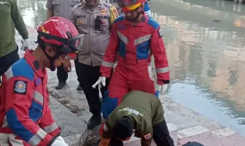 Gulkarmat Evakuasi Jasad Wanita dari Pinggir Kali Ancol