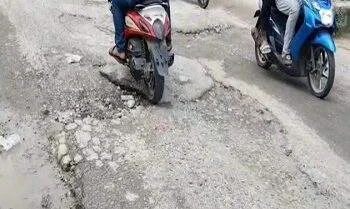 Jalan di Kota Namlea Banyak yang Rusak, Warga Resah Akibat Tak Ada Drainase