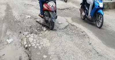 Jalan di Kota Namlea Banyak yang Rusak, Warga Resah Akibat Tak Ada Drainase