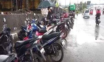 parkir depan mcm