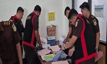 Kejari Tual Geledah PT Bank Maluku Cabang Langgur dan Dinas Perumahan Kota Tual 6 Kejari Tual Geledah PT Bank Maluku Cabang Langgur dan Dinas Perumahan Kota Tual