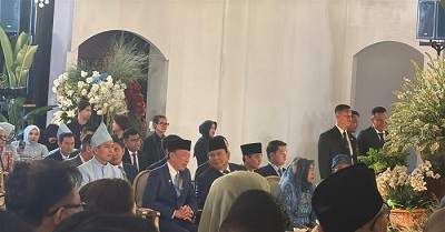 Home 51 Momen Hangat Prabowo-Jokowi Berbincang Usai Jadi Saksi Nikah Sekpri Prabowo