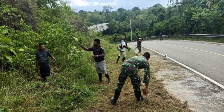 Warga Diajak Satgas Bersihkan Jalan Lingkungan Perbatasan RI-PNG 1 Warga Diajak Satgas Bersihkan Jalan Lingkungan Perbatasan RI-PNG