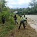 Warga Diajak Satgas Bersihkan Jalan Lingkungan Perbatasan RI-PNG 8 Warga Diajak Satgas Bersihkan Jalan Lingkungan Perbatasan RI-PNG