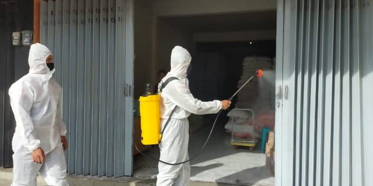 Aparat Lakukan Penyemprotan Disinfektan di Area Publik Kota Ternate 1 Aparat Lakukan Penyemprotan Disinfektan di Area Publik Kota Ternate