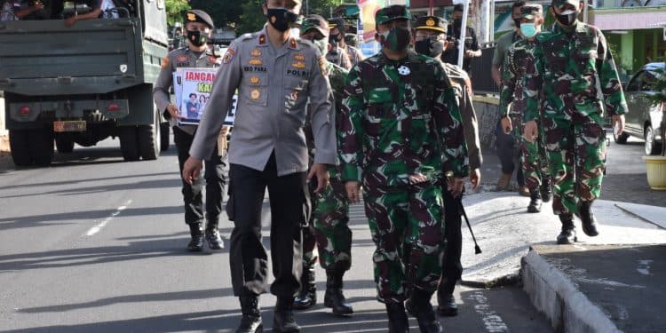 TNI dan Polri Malut Beri Edukasi Pentingnya Memakai Masker 1 TNI dan Polri Malut Beri Edukasi Pentingnya Memakai Masker
