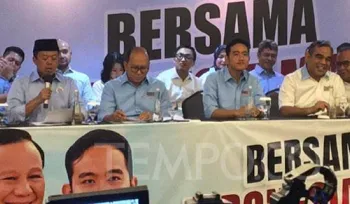 Tim Kampanye KIM Terbentuk, Bersiap Menangkan Prabowo-Gibran 10 Tim Kampanye Nasional Koalisi Indonesia Maju berfoto bersama selepas acara deklarasi di Jakarta