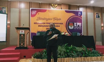 KPU Mimika Menjamin Kelancaran Distribusi Logistik Pemilu ke Wilayah 3T pada H-7 4 Ketua KPU Kabupaten Mimika Luther Baenal
