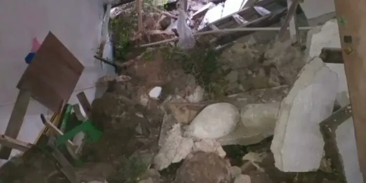 Dua Unit Rumah Warga Larike Rusak Akibat Tanah Amblas 1 VID 20240614 WA0021 frame at 0m32s