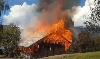 KKB Kodap XXXV Bakar Gedung SD di Okbab-Pegubin 6 api 1