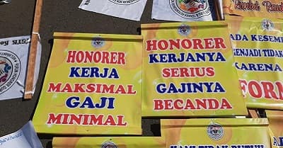 Asa Baru Guru Honorer Usai Kena 'Cleansing' di Jakarta 1 guru honorer demi di depan kantor bupati tasikmalaya 4 169