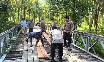 Polsek Leksula dan Warga Nalbessy Gotong Royong Perbaiki Jembatan Rusak 6 Image1 3