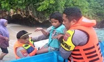 Polsek Leksula Evakuasi Ibu dan Tiga Anak yang Terdampar di Pulau Pombo 5 Penyelamatan