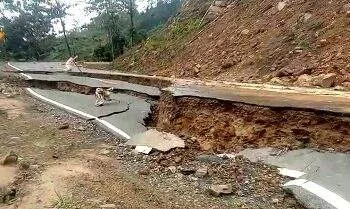 Jalan Namrole-Leksula Rusak Parah, Pemerintah Segera Bertindak 4 Image7 1