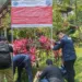 KLH Segel Empat Hotel di Puncak, 18 Lainnya Diperiksa Terkait Dugaan Pencemaran 8 Tim Gakkum KLH memasang papan pengawasan ketika menyegel empat hotel karena pencemaran lingkungan di Puncak, Kabupaten Bogor, Jawa Barat