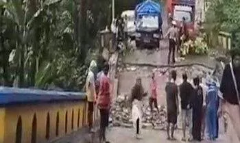 Jembatan Wai Besi VI di Gunung SS Seram Ambruk, Akses Kendaraan Terputus 2 jembatan patah