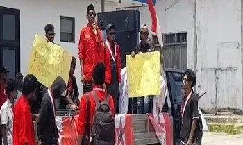 GMNI Cabang Aru Gelar Aksi di Pelabuhan Yos Sudarso Dobo 2 GMNI Cabang Aru Gelar Aksi di Pelabuhan Yos Sudarso Dobo