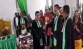 Alkitab Perjanjian Baru Berbahasa Dobel Resmi Diluncurkan 3 Alkitab Perjanjian Baru Berbahasa Dobel Resmi Diluncurkan