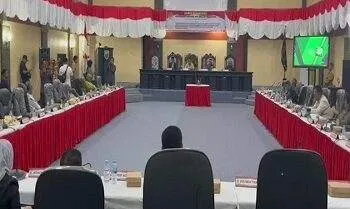 Bupati Maluku Tengah Hadiri Paripurna Penetapan KUA-PPAS Perubahan RAPBD 2025 5 Bupati Maluku Tengah Hadiri Paripurna Penetapan KUA-PPAS Perubahan RAPBD 2025