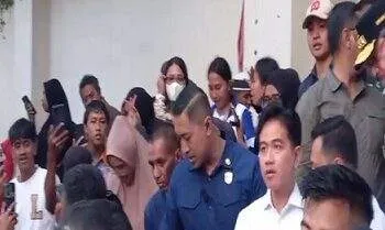 Disambut Antusias Warga, Wapres Gibran Kunjungi Pasar Mardika Ambon 6 gibran kunjungi pasar mardika