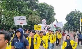 Mahasiswa Demo Peringati 1 Tahun Prabowo-Gibran di Jakpus, Bawa 8 Tuntutan 5 mahasiswa demonstrasi