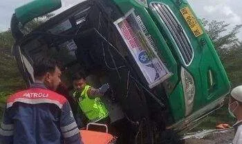 Bus Wisata Terguling di Tol Pemalang, 4 Orang Tewas dan 13 Luka 2 Bus Wisata Terguling di Tol Pemalang, 4 Orang Tewas dan 13 Luka