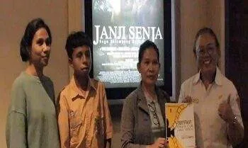 Siswa SMP Negeri 13 Ambon Meriahkan Nonton Bareng Film Janji Senja 3 Siswa SMP Negeri 13 Ambon Meriahkan Nonton Bareng Film Janji Senja