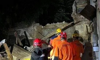 Lima orang tertimpa rumah roboh di Semarang, satu meninggal 3 Lima orang tertimpa rumah roboh di Semarang, satu meninggal