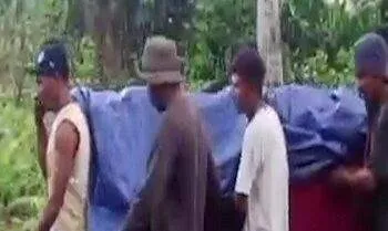 Warga Pulau Seram Tandu Pasien Sakit Melewati Jalan Terjal dan Berlumpur 3 tandu orang sakit