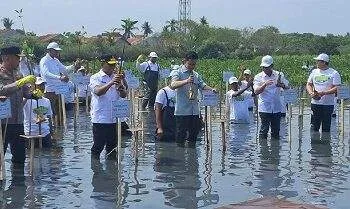 Gibran Tanam Mangrove di Tangerang, Minta Kawasan Pesisir Ditangani Serius 7 Gibran Tanam Mangrove di Tangerang, Minta Kawasan Pesisir Ditangani Serius
