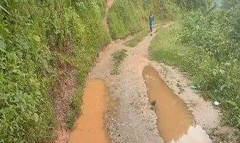 Ruas Jalan Neniari Gunung Rusak Parah, Warga Pegunungan Taniwel Kesulitan Melintas 5 Ruas Jalan Neniari Gunung Rusak Parah, Warga Pegunungan Taniwel Kesulitan Melintas