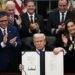 Trump Teken RUU Akhiri Shutdown Pemerintah AS 8 Trump Teken RUU Akhiri Shutdown Pemerintah AS
