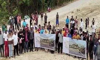 Warga Ohoiwait Gelar Aksi Dukung Kehadiran PT BBA di Maluku Tenggara 3 Warga Ohoiwait Gelar Aksi Dukung Kehadiran PT BBA di Maluku Tenggara