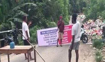 Tumpukan Sampah di Arbes, Warga Blokade Jalan 7 Tumpukan Sampah di Arbes, Warga Blokade Jalan